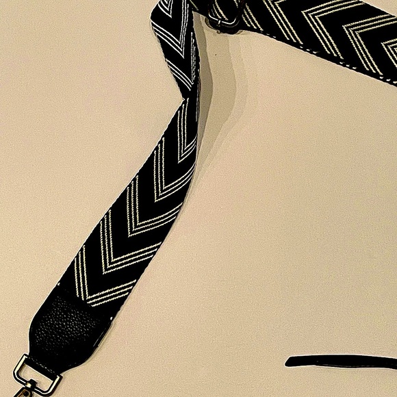 Urban Originals Black Shoulder Bag with 2 Adjustable Straps and Zipper Closure. - Picture 5 of 7
